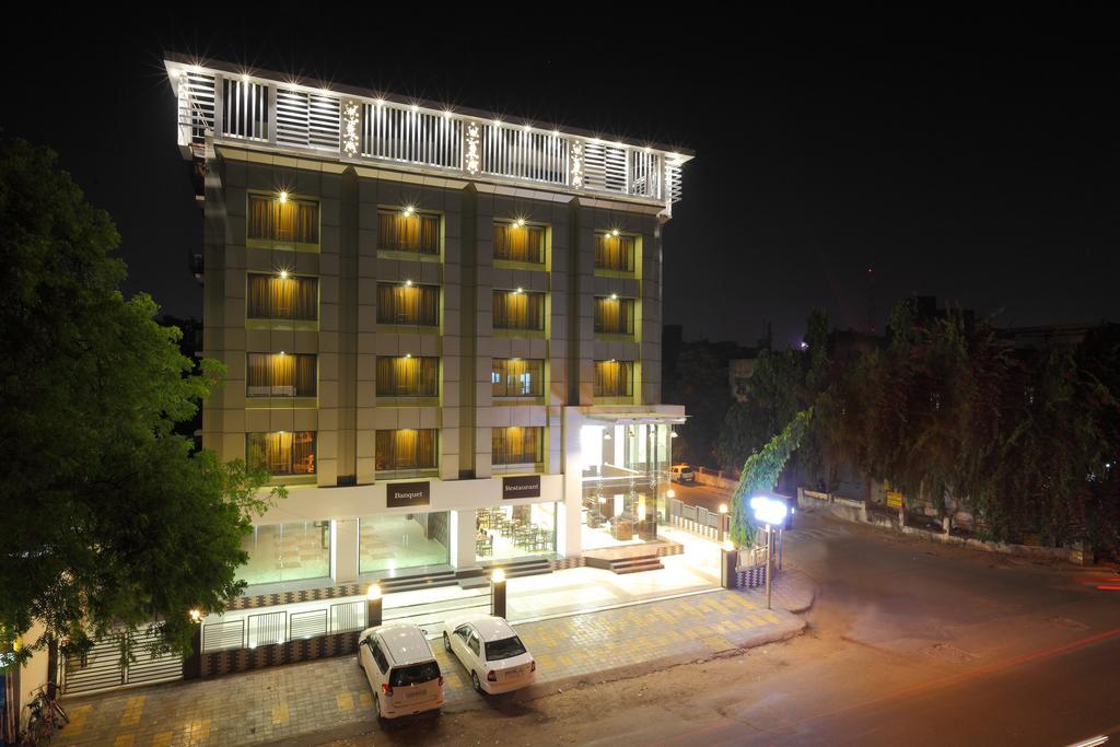Celestia The Hotel Ahmedabad Exteriör bild